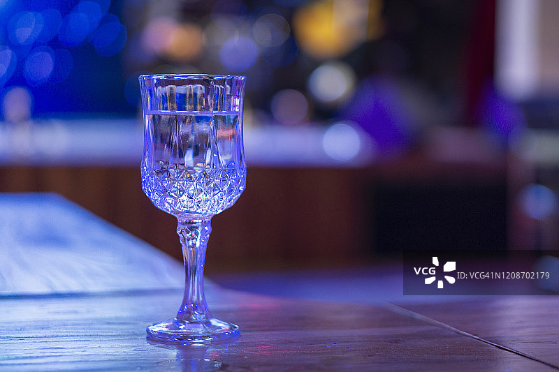 酒吧里的饮用玻璃杯图片素材