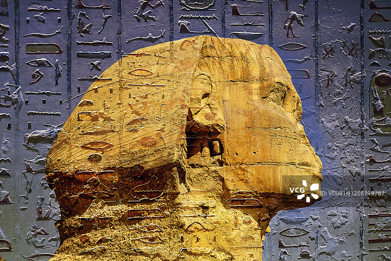 埃及符号、象形文字与吉萨狮身人面像（哈夫拉金字塔背景）图片素材