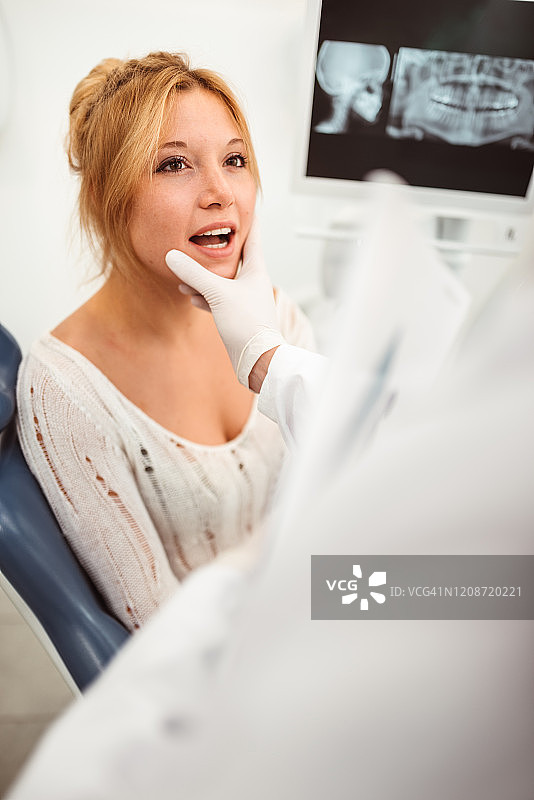 嘴巴感到疼痛图片素材