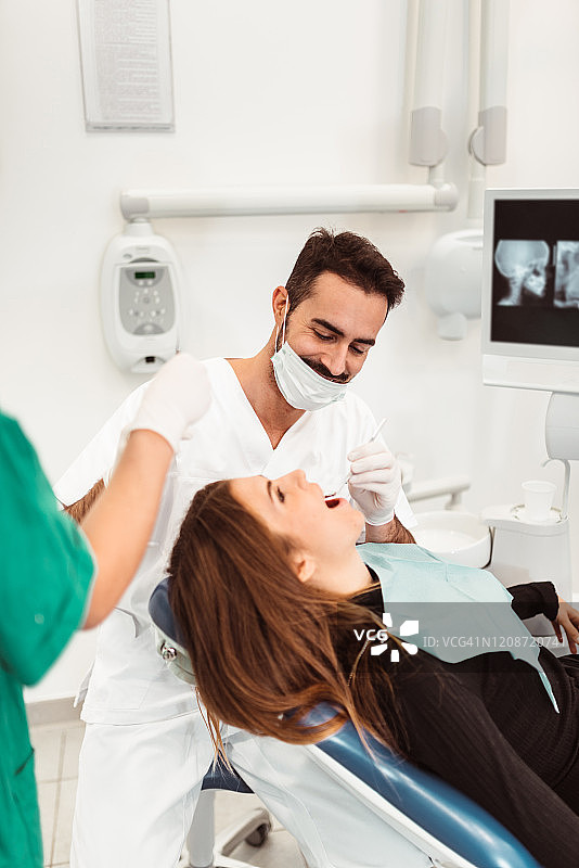 在牙医那里感到疼痛图片素材