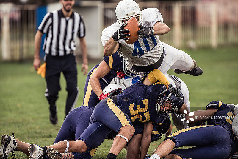 决心得分的橄榄球运动员图片素材