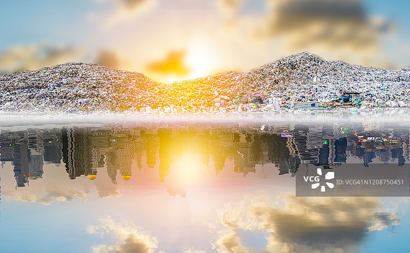 海洋环境问题中的塑料污染，海洋动物无法生存。（环境概念）图片素材