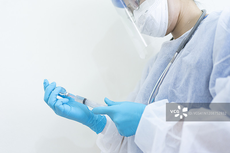 医生穿戴个人防护装备，手持飞机模型示意停止飞行图片素材