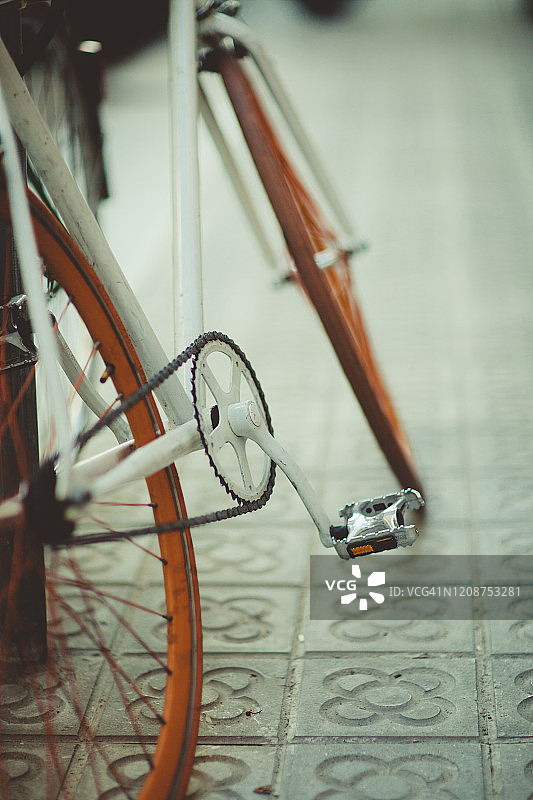 停放在街道上的自行车图片素材