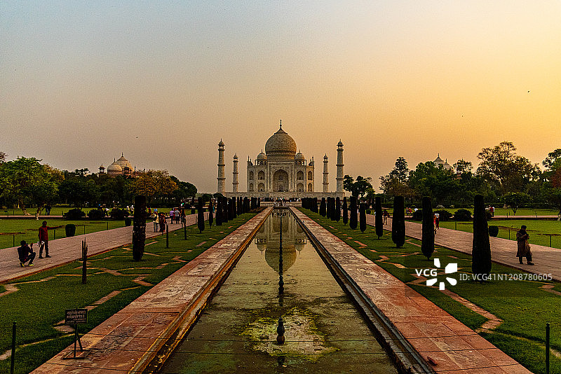 泰姬陵的黄昏：阿格拉的奇迹图片素材