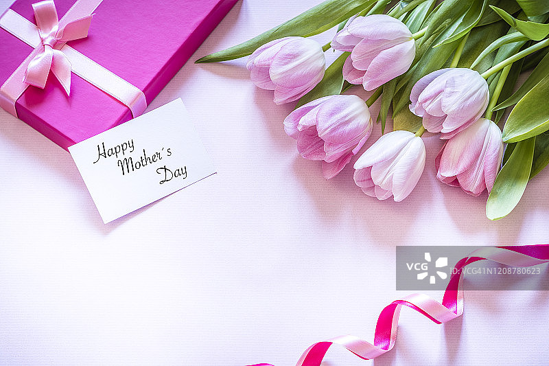 粉色郁金香、礼品盒和贺卡图片素材