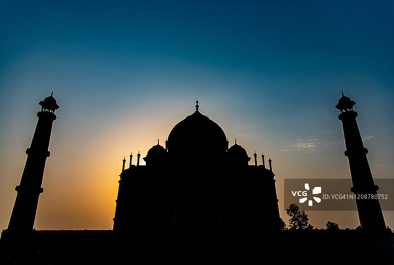泰姬陵的日落剪影：阿格拉的奇迹图片素材