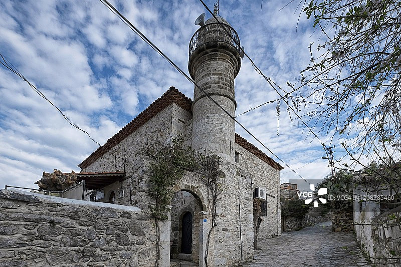 土耳其爱琴海达塔的石头墙壁和小尖塔清真寺图片素材