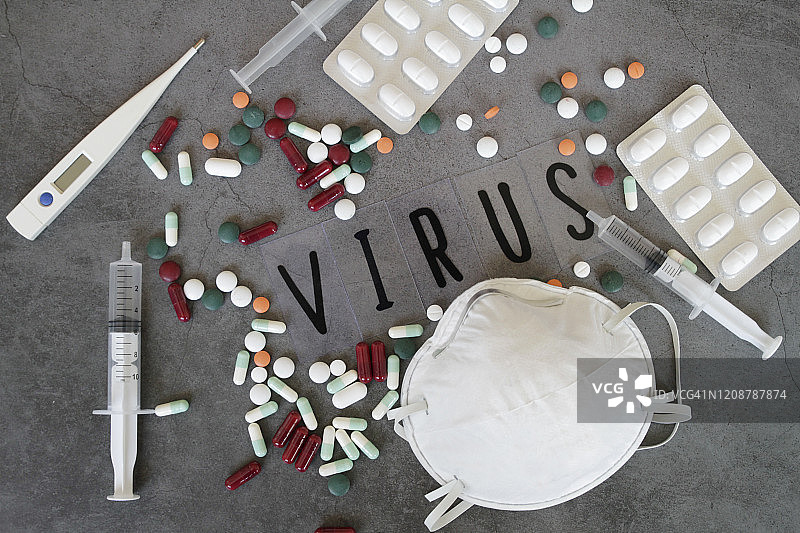 病毒词汇、药丸、温度计、口罩和注射器图片素材