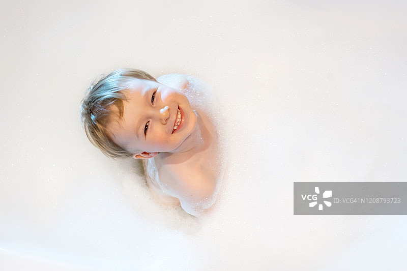 男婴在泡沫中洗澡图片素材