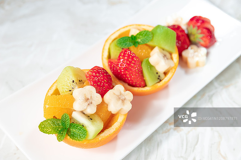 装满各色水果的橘色碗图片素材