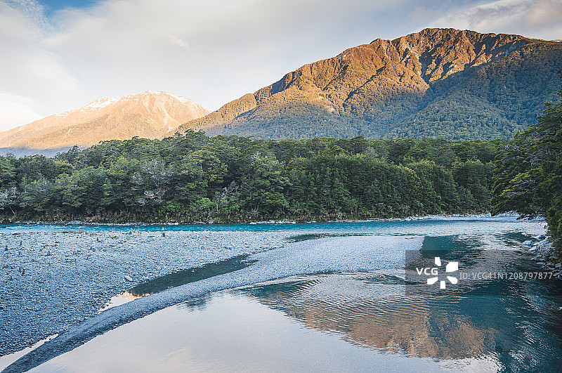 新西兰哈斯特山口的扇尾瀑布和雷霆溪瀑布图片素材