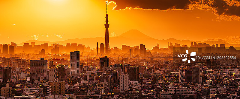 浪漫日落下的富士山东京城市景观图片素材