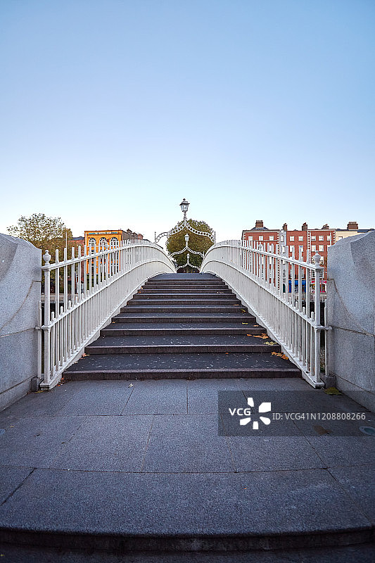 爱尔兰都柏林市的哈彭尼桥图片素材