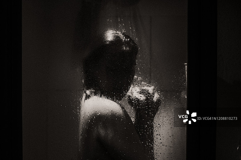 女人在洗澡图片素材