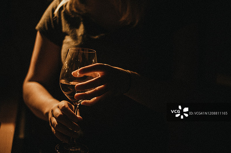 女人在家喝红酒图片素材