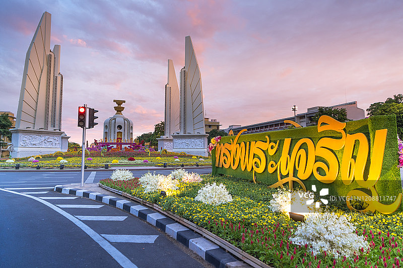 泰国曼谷民主纪念碑日落景观图片素材