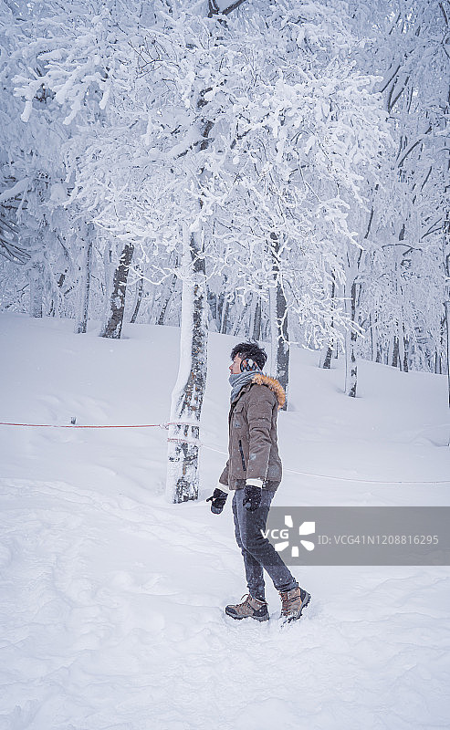 男人在日本的雪山上行走图片素材