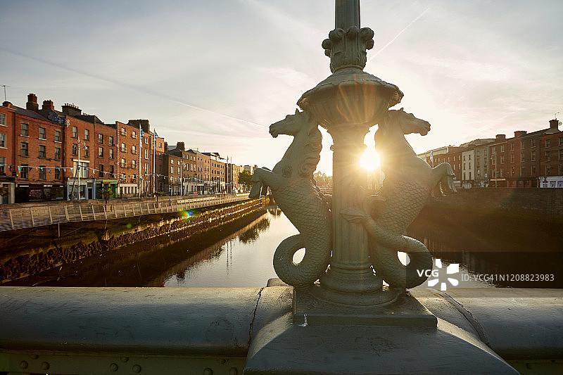 爱尔兰都柏林市的格拉attan桥图片素材