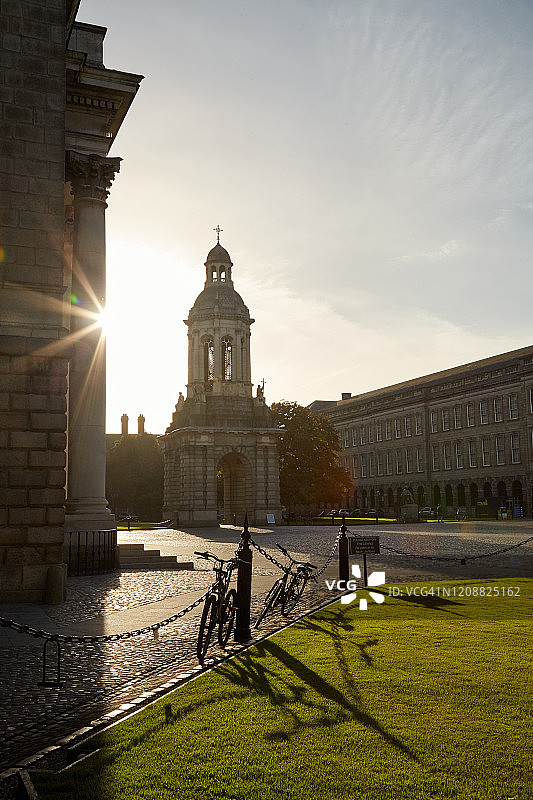 爱尔兰都柏林圣三一学院的钟楼图片素材