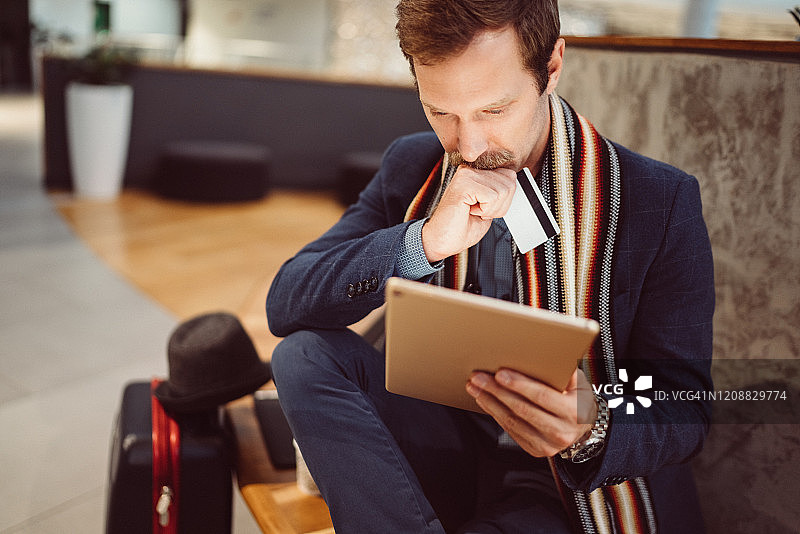 在机场使用网上银行的商人图片素材