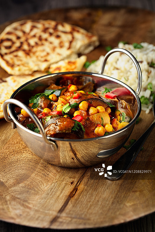 含鹰嘴豆、茄子、西葫芦的波罗的海风味料理，搭配长粒米饭和馕图片素材