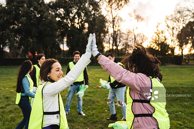两名青少年志愿者互相击掌图片素材