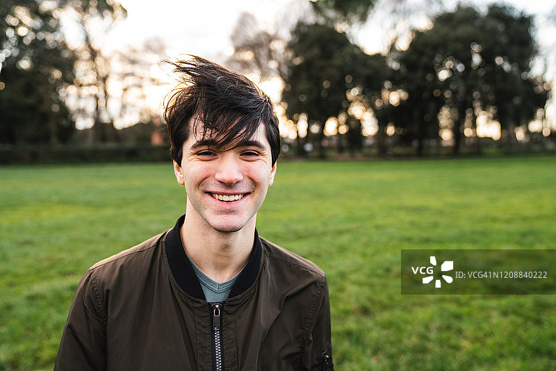 头发被风吹乱的年轻男人图片素材