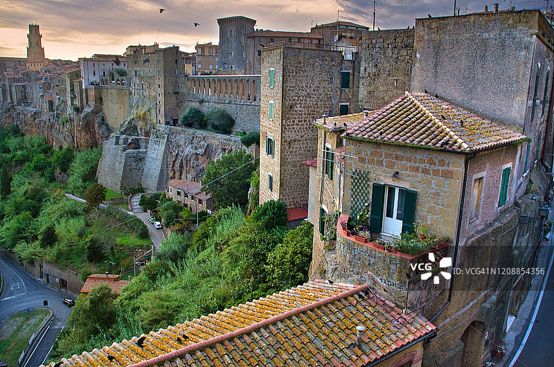 皮蒂利亚诺中世纪要塞城镇图片素材