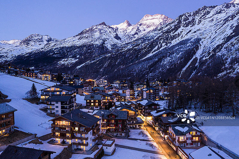 瑞士瓦莱州阿尔卑斯山脉萨斯费村的暮色（冬季）图片素材