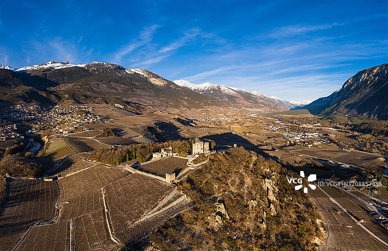 瑞士瓦莱州罗纳河谷的葡萄园和城堡的航拍景色图片素材