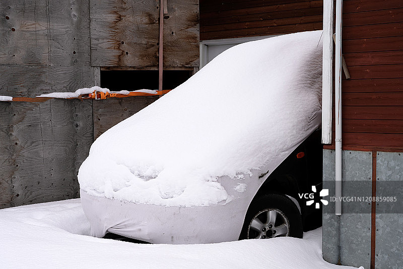 阿克雷里，冰岛北部的包裹车辆图片素材
