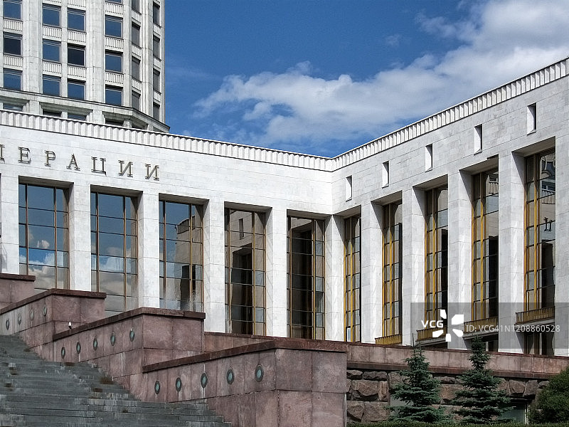 俄罗斯白宫的楼梯和柱廊细节，莫斯科克拉斯诺普列斯涅斯卡娅滨河路的政府建筑图片素材