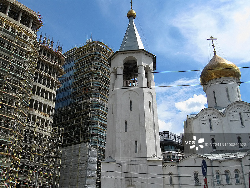 俄罗斯莫斯科在建高楼大厦环绕的旧东正教教堂图片素材