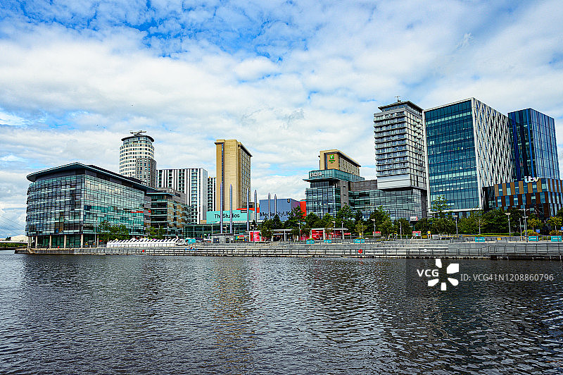 从码头眺望索尔福德的媒体城图片素材