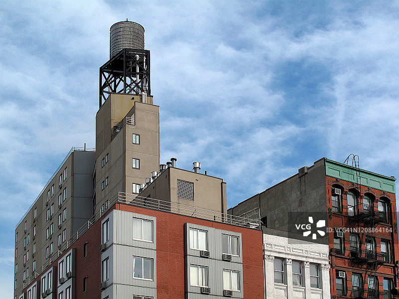 纽约曼哈顿Noho区建筑屋顶上的水塔图片素材