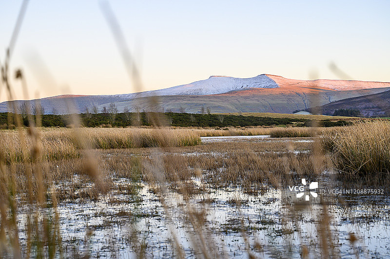 日落时分的雪山图片素材