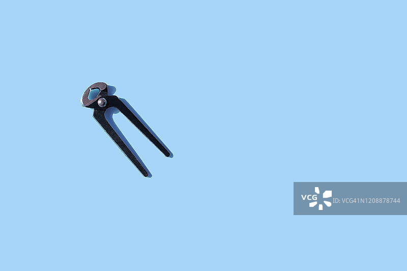 蓝色背景上的旧钳子图片素材