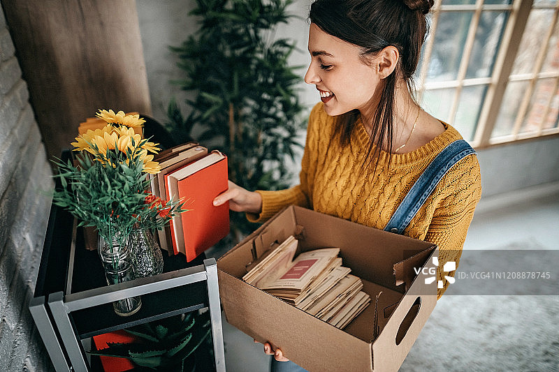 妇女在新公寓里整理物品图片素材