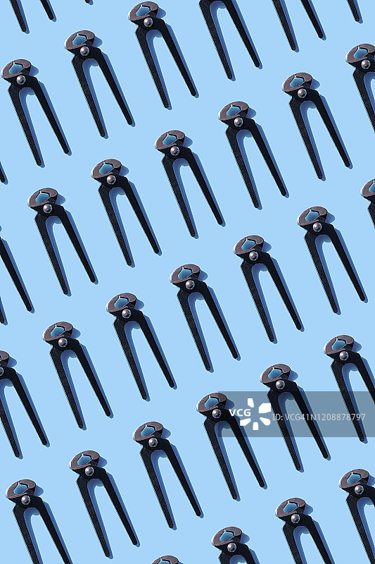 蓝色背景上重复的旧钳子图片素材