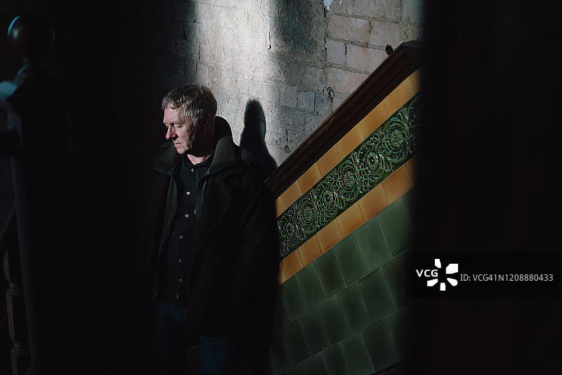 在光线充足的泳池中的男人肖像图片素材