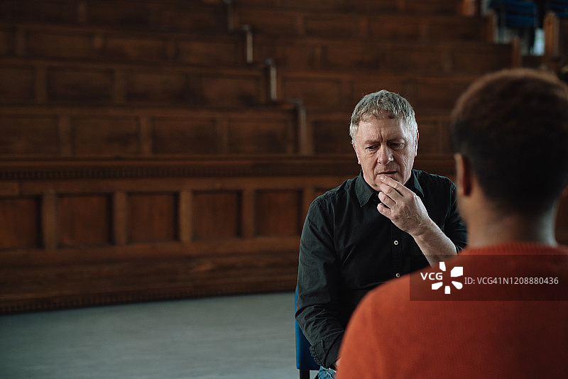 参加团体心理治疗的男人图片素材