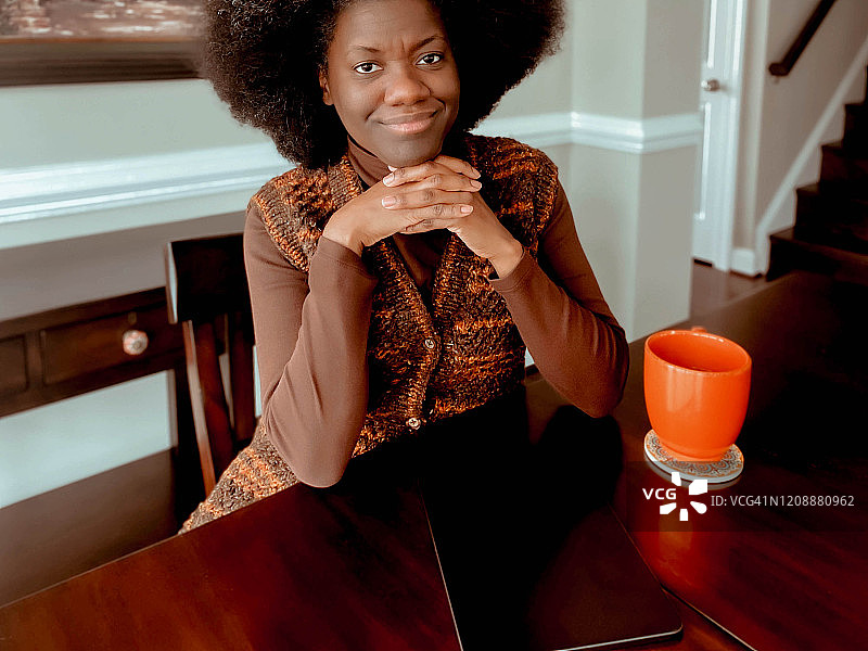 女人坐在桌旁使用数位板图片素材