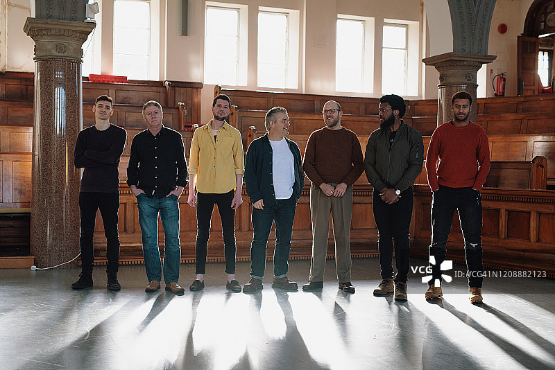 七个男人的合影图片素材