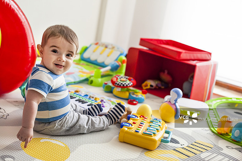 宝宝玩玩具图片素材