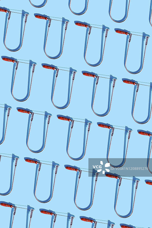 蓝色背景上的旧钢丝锯图片素材