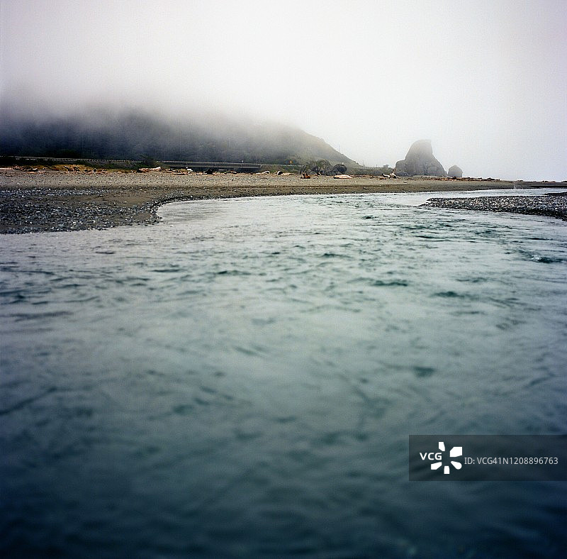 湍急的小溪图片素材