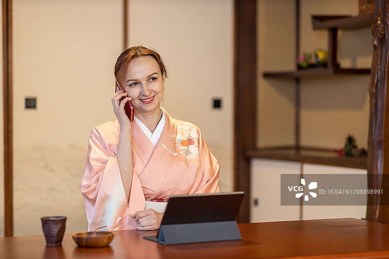 在榻榻米房间工作的俄罗斯旅馆老板图片素材