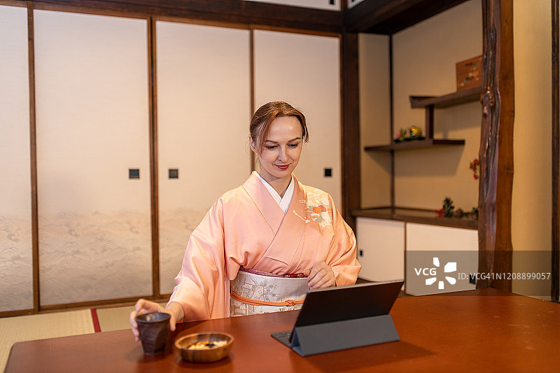 在榻榻米房间工作的俄罗斯旅馆老板图片素材