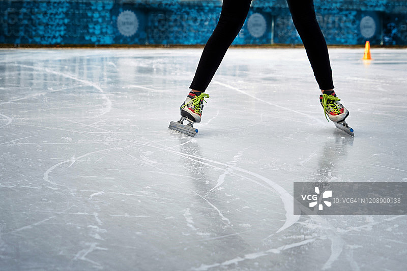 特写：溜冰场上训练中的溜冰者图片素材